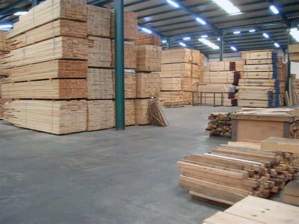 Maderas Biosca bodega con madera